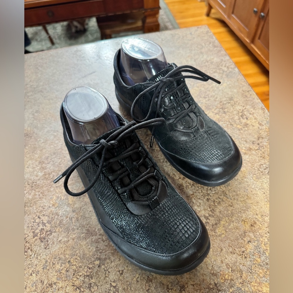 NWOB Revere Size 9 Black Lizard  Alberta Sneakers